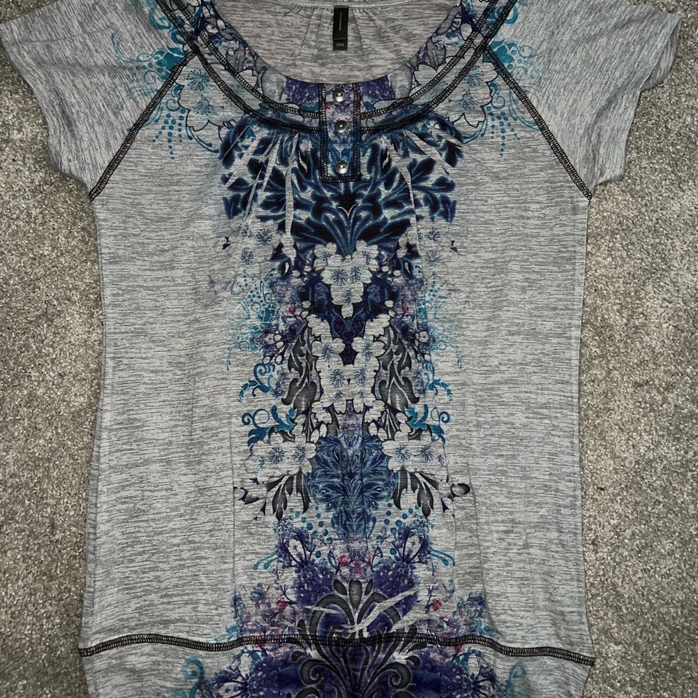 Denver Hayes Gray Top with Blue and Purple Pattern